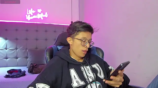 SantiagoRusso18 online show from February 24, 2026, 1:09 pm