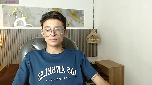 SantiagoRusso18 online show from March 4, 2026, 5:19 pm