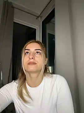 Snapshot of Ella_Vee chatting on October 8, 2025, 4:10 am Ella Vee online show from October 8, 2025, 4:10 am