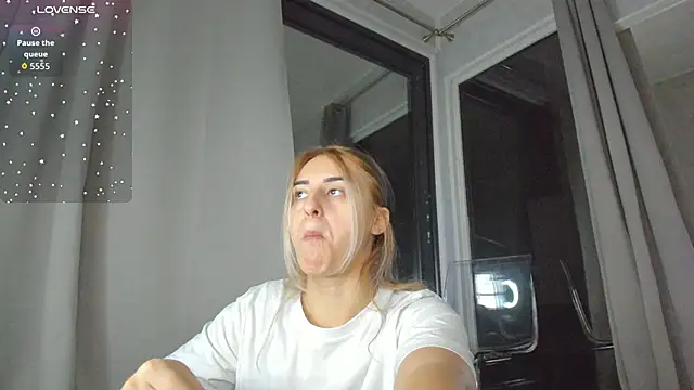 Snapshot of Ella_Vee chatting on October 10, 2025, 3:38 am Ella Vee online show from October 10, 2025, 3:38 am