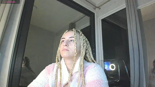 Snapshot of Ella_Vee chatting on October 22, 2025, 2:34 am Ella Vee online show from October 22, 2025, 2:34 am