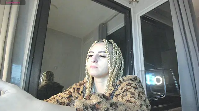 Snapshot of Ella_Vee chatting on October 26, 2025, 4:07 am Ella Vee online show from October 26, 2025, 4:07 am