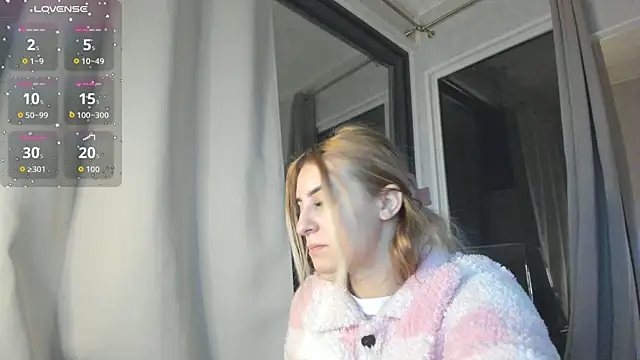 Snapshot of Ella_Vee chatting on November 11, 2025, 3:39 am Ella Vee online show from November 11, 2025, 3:39 am