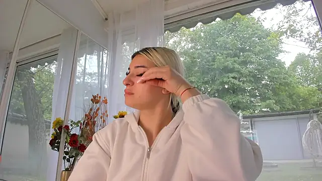 Ella Vee online show from May 2, 2026, 5:23 am