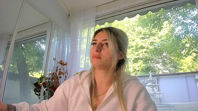 Ella Vee online show from May 15, 2026, 5:25 am