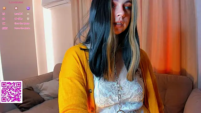 Snapshot of EvaBlimey chatting on September 12, 2025, 4:45 am EvaBlimey online show from September 12, 2025, 4:45 am