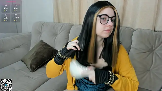 Snapshot of EvaBlimey chatting on October 16, 2025, 4:46 am EvaBlimey online show from October 16, 2025, 4:46 am