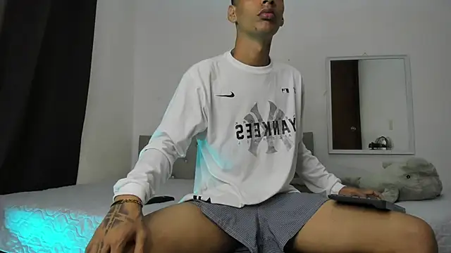 Snapshot of twinkDuohot chatting on September 27, 2025, 1:32 am twinkDuohot online show from September 27, 2025, 1:32 am