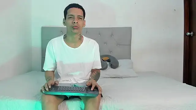 Snapshot of twinkDuohot chatting on December 18, 2025, 4:18 am twinkDuohot online show from December 18, 2025, 4:18 am