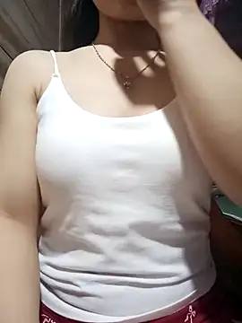 Snapshot of LucyyLy chatting on May 5, 2026, 11:57 pm LucyyLy online show from May 5, 2026, 11:57 pm