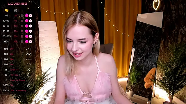 LillianShine online show from April 25, 2026, 7:55 am