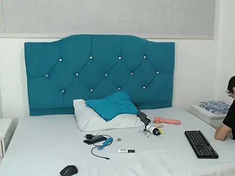 LuigiMarchetti online show from November 28, 2025, 7:49 pm