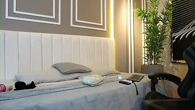 Snapshot of Tayler_Kim chatting on November 12, 2025, 6:30 pm Tayler Kim online show from November 12, 2025, 6:30 pm