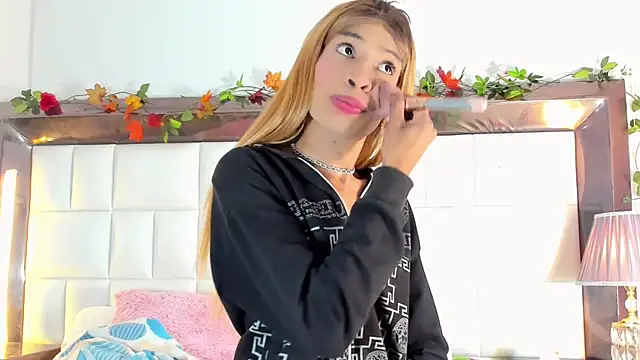 Snapshot of aura-monet chatting on September 10, 2025, 12:43 am aura-monet online show from September 10, 2025, 12:43 am