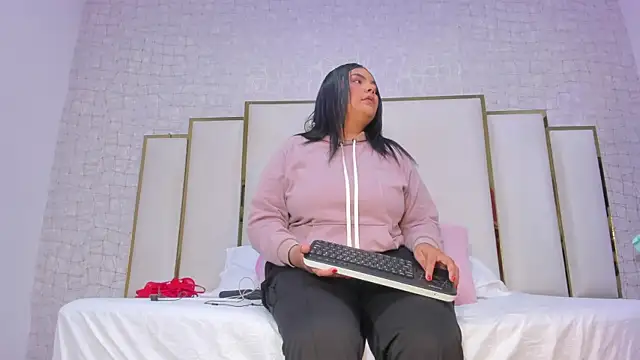 Mia and lexy online show from December 17, 2025, 3:12 am