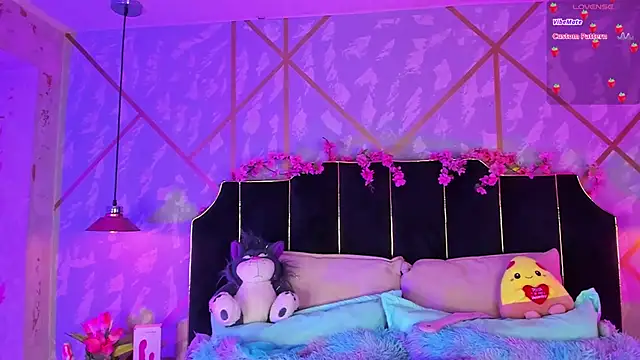 LindaWz  online show from February 26, 2026, 4:33 am