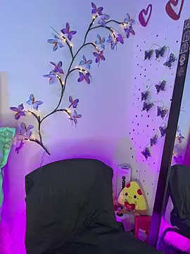 LindaWz  online show from April 22, 2026, 6:38 am