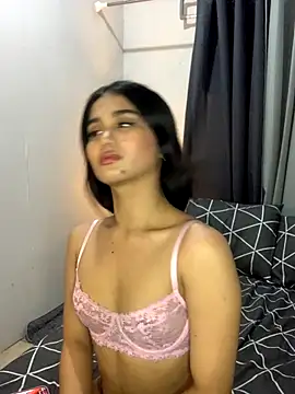 Snapshot of AngelHille chatting on November 25, 2025, 5:35 pm AngelHille online show from November 25, 2025, 5:35 pm