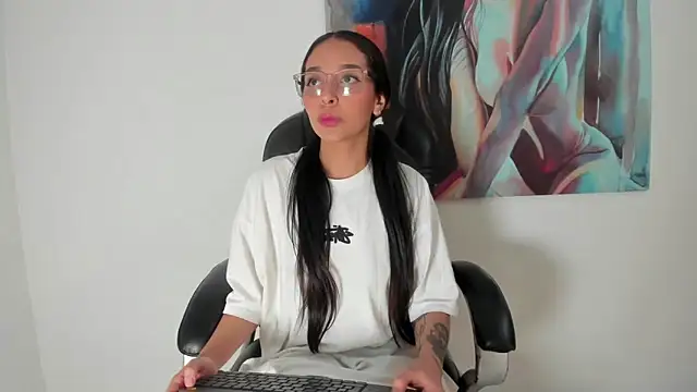 Roseaurora online show from December 4, 2025, 12:58 pm