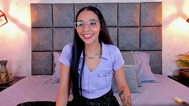 Roseaurora online show from May 4, 2026, 12:01 pm