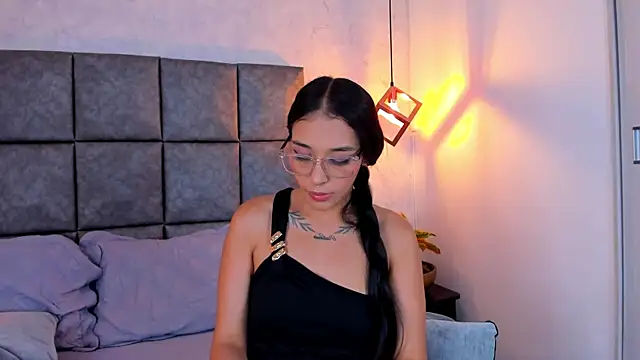 Roseaurora online show from May 11, 2026, 4:04 pm