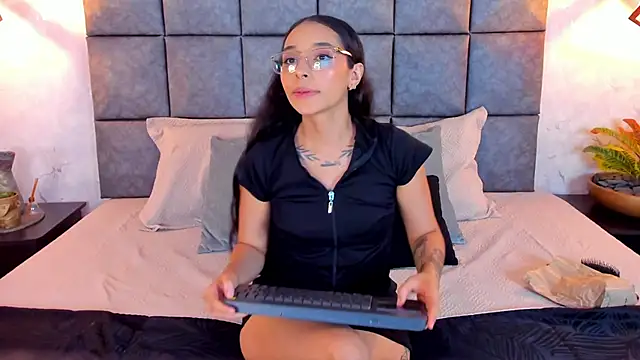 Roseaurora online show from May 18, 2026, 10:43 am
