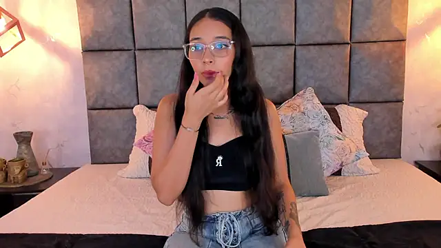 Roseaurora online show from June 15, 2026, 10:39 am
