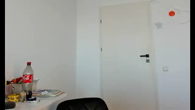 Snapshot of crystalxx18 chatting on October 17, 2025, 9:34 am crystalxx18 online show from October 17, 2025, 9:34 am