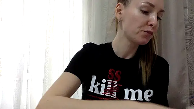 Snapshot of Varnyx chatting on November 21, 2025, 10:25 am Varnyx online show from November 21, 2025, 10:25 am