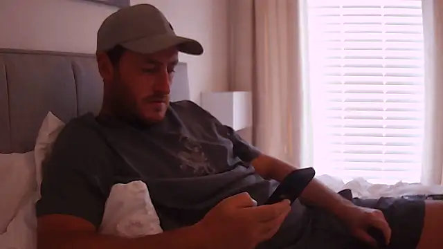 Londonlad818 online show from September 24, 2025, 1:25 pm