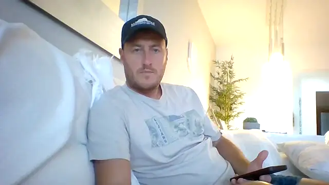 Londonlad818 online show from October 29, 2025, 1:24 pm