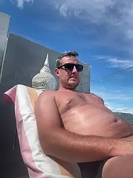 Londonlad818 online show from April 13, 2026, 2:33 pm