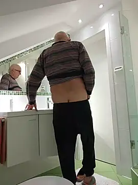 Oldmenhot66 online show from February 5, 2026, 5:23 am