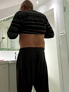 Oldmenhot66 online show from April 9, 2026, 4:01 am