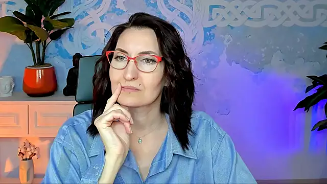 Snapshot of UnaTerra chatting on October 19, 2025, 5:19 am UnaTerra online show from October 19, 2025, 5:19 am