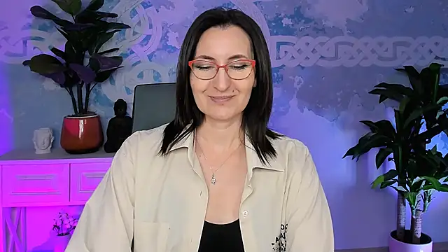 Snapshot of UnaTerra chatting on November 14, 2025, 9:19 am UnaTerra online show from November 14, 2025, 9:19 am