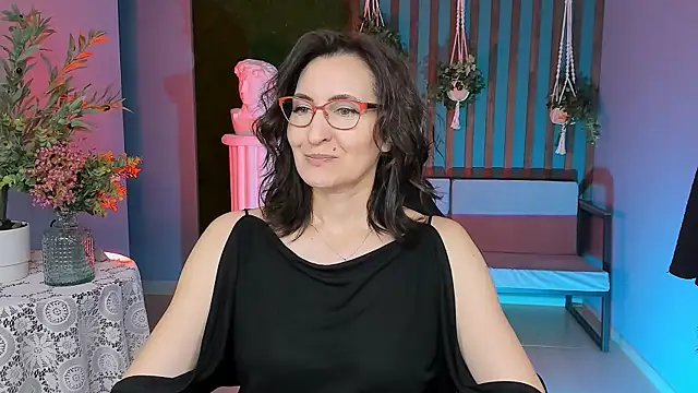 Snapshot of UnaTerra chatting on November 17, 2025, 9:15 am UnaTerra online show from November 17, 2025, 9:15 am