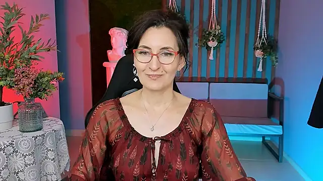 Snapshot of UnaTerra chatting on November 18, 2025, 9:14 am UnaTerra online show from November 18, 2025, 9:14 am