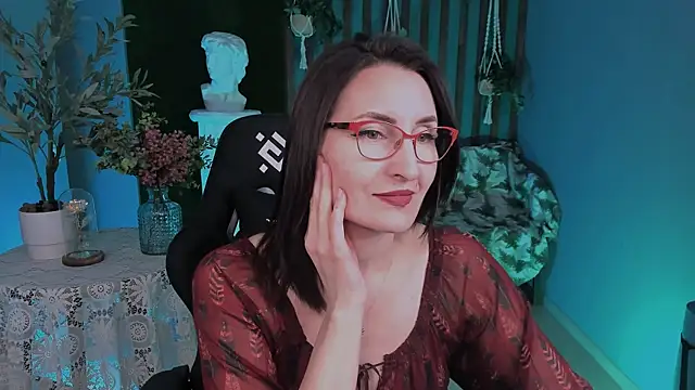 Snapshot of UnaTerra chatting on December 5, 2025, 7:06 am UnaTerra online show from December 5, 2025, 7:06 am