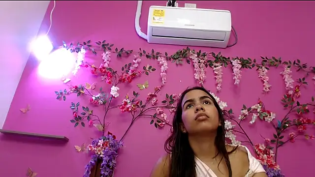 Snapshot of skinnysofia18 chatting on May 23, 2026, 2:21 pm skinnysofia18 online show from May 23, 2026, 2:21 pm