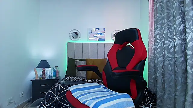 Snapshot of Naomi_Redd chatting on September 12, 2025, 7:47 pm Naomi Redd online show from September 12, 2025, 7:47 pm