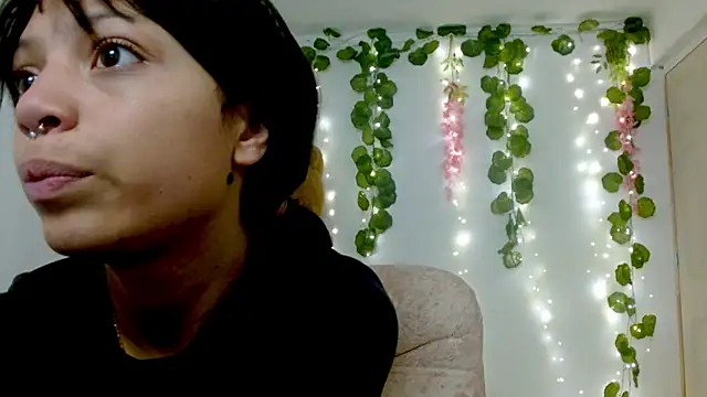 Snapshot of EIVIY1609 chatting on November 3, 2025, 1:56 pm EIVIY1609 online show from November 3, 2025, 1:56 pm