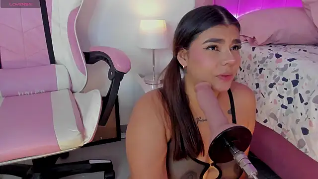 Snapshot of AliceThundeer chatting on November 2, 2025, 4:15 am AliceThundeer online show from November 2, 2025, 4:15 am