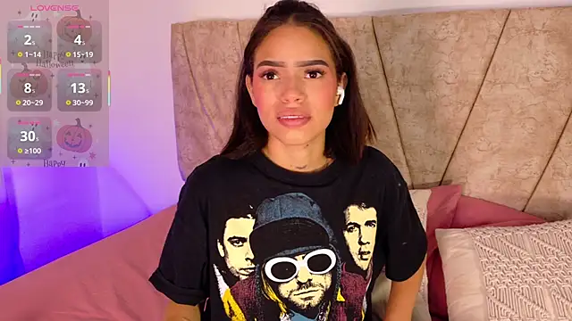 Snapshot of LaraGiil chatting on October 8, 2025, 12:58 pm LaraGiil online show from October 8, 2025, 12:58 pm