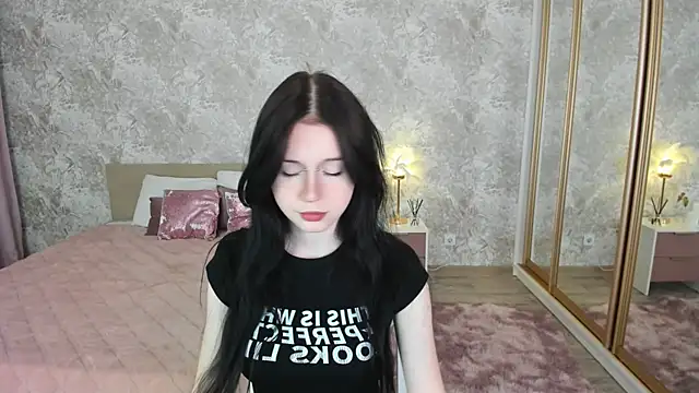 Snapshot of VioletHarme chatting on April 29, 2026, 11:36 am VioletHarme online show from April 29, 2026, 11:36 am