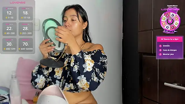 charlottekiss99 online show from May 26, 2026, 2:02 pm