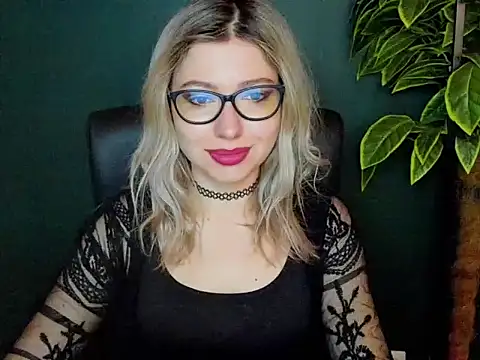 Snapshot of loveHeidi chatting on December 2, 2025, 5:35 am loveHeidi online show from December 2, 2025, 5:35 am