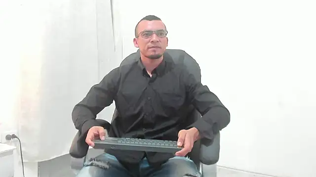 Snapshot of johan_miller0 chatting on November 8, 2025, 4:23 am johan miller0 online show from November 8, 2025, 4:23 am