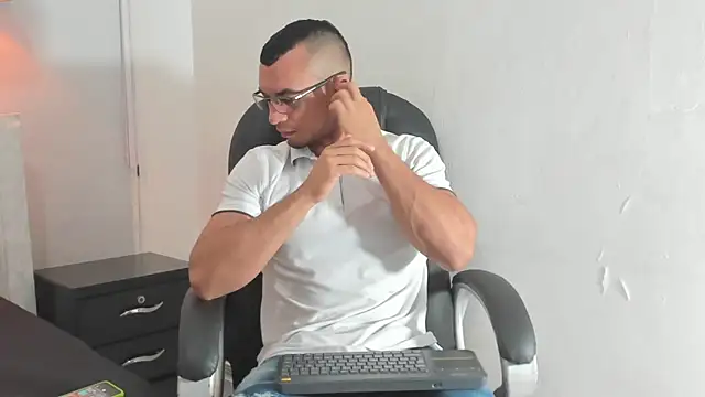 johan miller0 online show from November 29, 2025, 12:08 pm