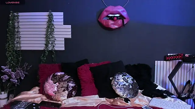 kinky momm online show from July 6, 2026, 2:36 pm